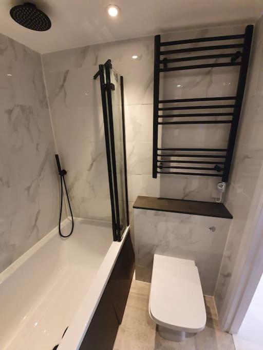 Sycamore Lodge Kent With Ev Zappi Type 2, Swimming Pool For A Fee Sellindge Esterno foto